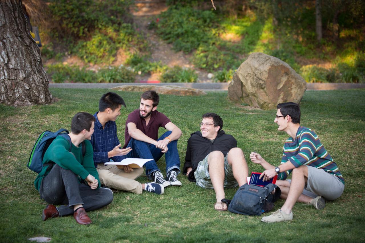 Students on Kerrwood Lawn