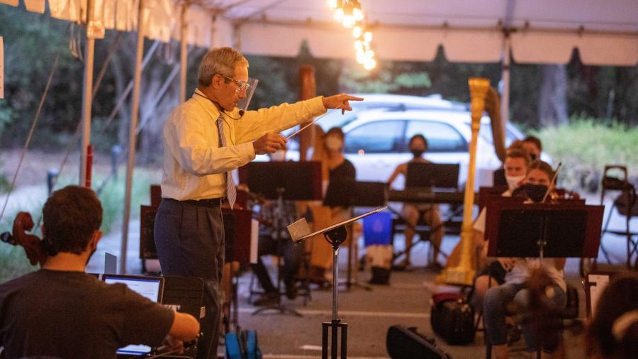 Michael Shasberger conducting during the pandemic